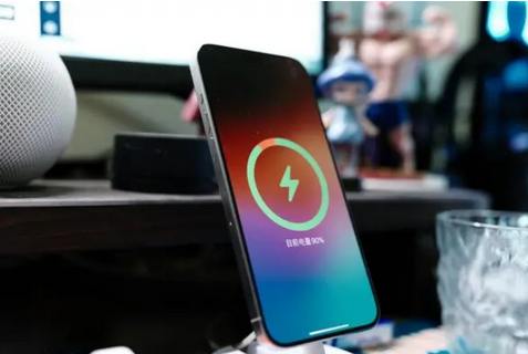 青浦苹果15换屏服务分享用什么充电器给iPhone15充电更好 